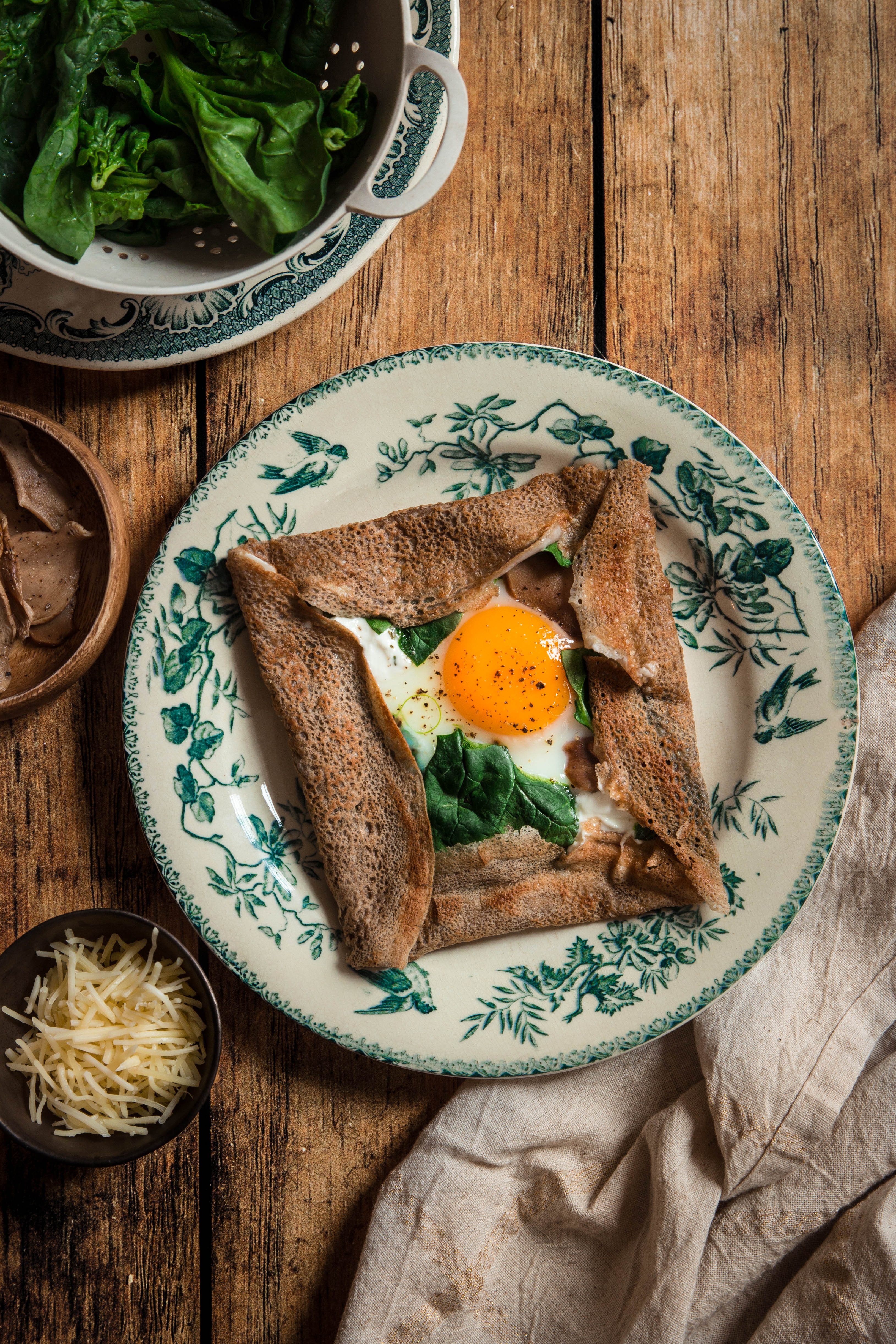 Galettes complètes bretonnes avec jambon œuf fromage préparées sur billig traditionnel